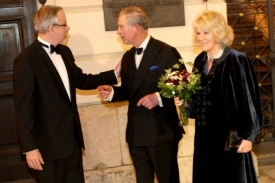 Pince Charlese a jeho ženu Camillu vítá ředitel divadla Ondřej Černý.
