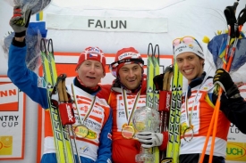 Lukáš Bauer (vlevo) na stupních vítězů Světového poháru.