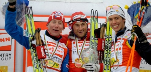 Lukáš Bauer (vlevo) na stupních vítězů Světového poháru.