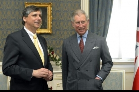Princ Charles na schůzce s premi&eacute;rem Janem Fischerem.