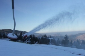 Na horách se lyžovalo i první jarní den (ilustrační foto).