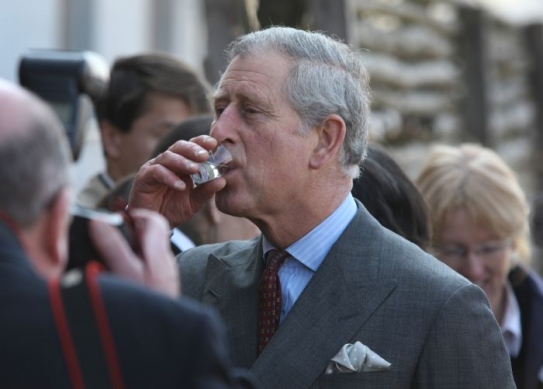 Princ Charles pokračoval návštěvou místní moštárny.