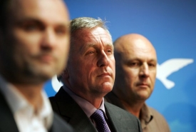 Mirek Topolánek (uprostřed) se za své výroky znovu omluvil.