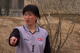 Film o penzionovaných severokorejských fotbalistkách.