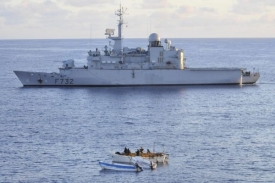 Osádka francouzské lodi FS Nivose zastavila somálské piráty.
