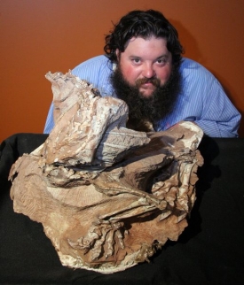 Paleontolog Mark Loewen s fosilií nově popsaného druhu Seitaad ruessi.