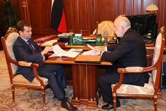 Putin s miliardářem Vekselbergem (vpravo).