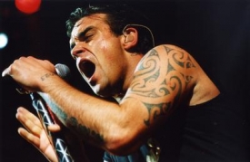 Zpěvák Robbie Williams rád také fotí (ilustrační foto z Prahy).