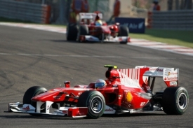 Zahajovací závod v Bahrajnu vyhrál Alonso.