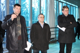 Viceprezident KHL Vladimír Šalajev (uprostřed) na návštěvě v Hradci.