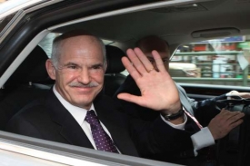 Řecký premiér Papandreou má důvod k dobré náladě.