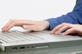 Rytmus psaní na klávesnici může prý pomoci při odhalování zločinců.