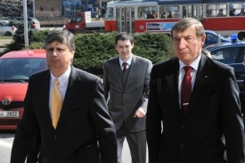 Fischer jmenoval za ministra životního prostředí Šebestu (vpravo).
