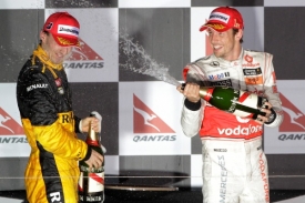 Jenson Button (vpravo) a Robert Kubica na stupních vítězů.