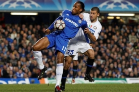 Ilustrační foto. Didier Drogba z Chelsea (v modrém).