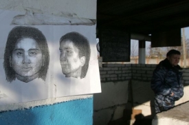 Portréty dvou sebevražedných atentátnic, které zaútočily v roce 2008.