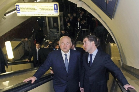 Prezident Medveděv a moskevský starosta Lužkov v metru.