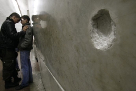 Zeď poškozená výbuchem ve stanici metra Lubjanka.