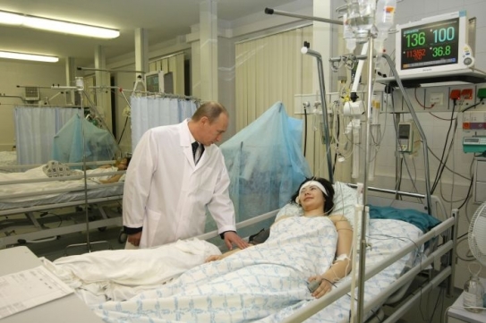 Ruský premiér Putin na návštěvě nemocnice.