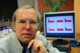 Vexilolog Aleš Brožek s původními návrhy české vlajky.