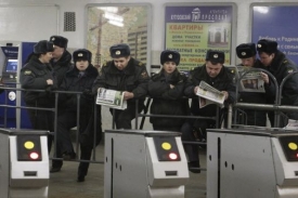 Ruští policisté čtou noviny v moskevském metru.
