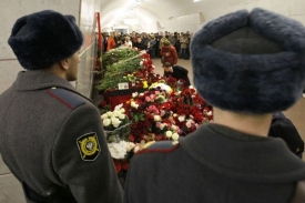 Policisté hlídají stanici Lubjanka, kam lidé nosí květiny.