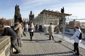 Praha nezvládla rekonstrukci Karlova mostu, dostala pokutu.