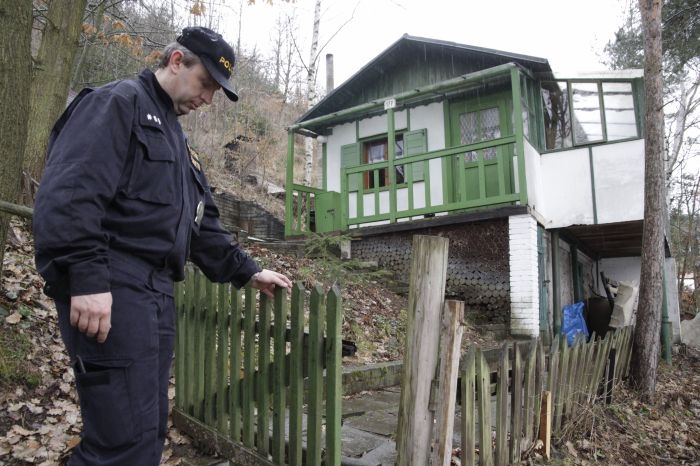 Policista kontroluje jednu z chat v chatové osadě Chmelnice u Vranovské přehrady, kde se uskutečnila rozsáhlá kontrolní akce. (Foto: ČTK)