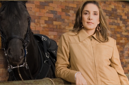 Neprůstřelná dámská bunda pro projížďky na koni.