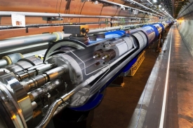 Částice v LHC obíhají 27 km dlouhým kruhovým tunelem.