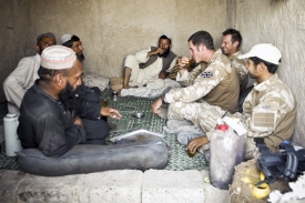 Britští vojáci pijí čaj s místními kmenovými vůdci.