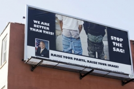 Senátor Adams vyzývá Newyorčany, aby nenosili spuštěné kalhoty.