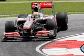 Lewis Hamilton kraloval pátečním tréninkům v Malajsii.