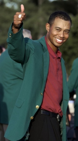 Tiger Woods na snímku z roku 2002 v zeleném saku pro vítěze Masters.