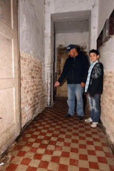 Jaroslav Dudža ukazuje místa, kde byly rozbité láhve.