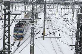 Dlouhá zima letos komplikovala dopravu po železnici.