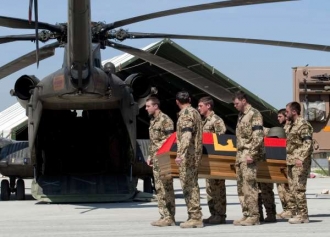 Tři němečtí vojáci se vracejí 