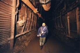Deset horníků z dolu se stále pohřešuje (ilustrační foto).
