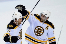 Hokejisté Bostonu Bruins slaví zisk jednoho bodu s Washingtonem.