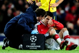 Londýnský Arsenal přišel o kapitána. Cesc Fábregas je zraněný.