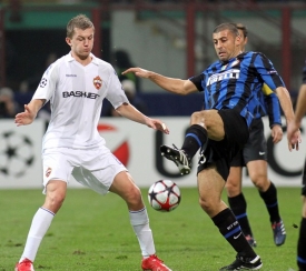Tomáš Necid (v bílém) bude bojovat o postup do semifinále s Interem.