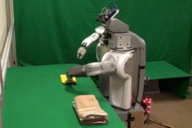 Robot demonstruje schopnost manipulace s předměty měnícími tvar.