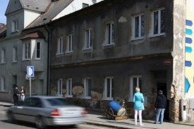 Dům v Rybářské ulici, kde došlo k útoku lahvemi.