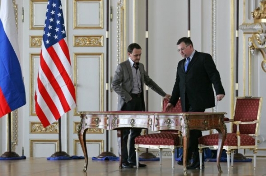 Šéf protokolu Jindřich Forejt (vpravo) usedá na prezidentskou židli.