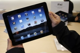 Apple boduje se svým iPadem (na obrázku), Nokia chystá vlastní tablet.