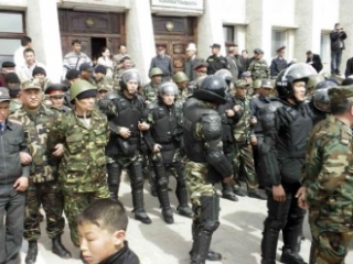 Policie chrání vládní budovu ve městě Talas.