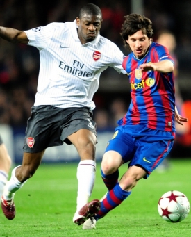 Lionel Messi uniká Abou Diabymu z Arsenalu.