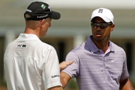 Tiger Woods se v Augustě zdraví s kolegou a soupeřem Jimem Furykem.