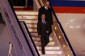 Ruský prezident Medveděv vystupuje ze speciálu na ruzyňském letišti.