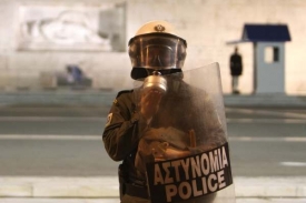 Škrty výdajů ze strany řecké vlády vyvolaly rozsáhlé nepokoje.
